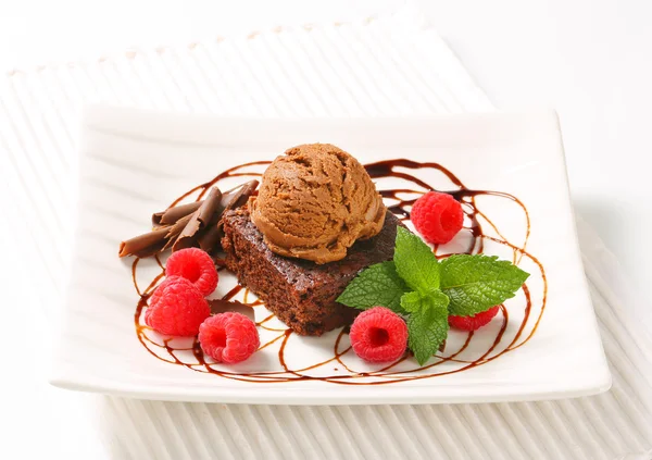 Schokoladenbrownie mit Eis und Himbeeren — Stockfoto