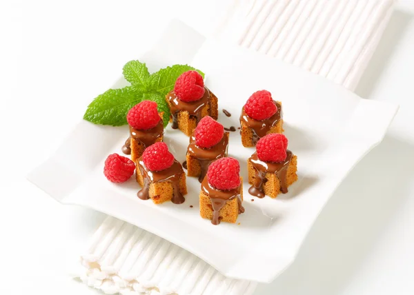 Mini gingerbread squares with melted chocolate — Stock Photo, Image