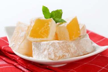 mastik aromalı jöle küpleri (Yunan Türk lokumu)