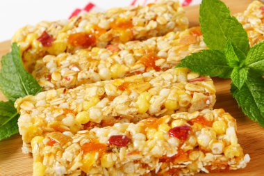 kayısı ve elma gevreği çubukları