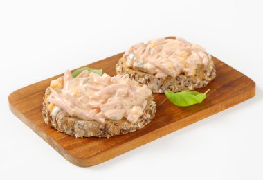 açık yüzlü jambon salata sandviç
