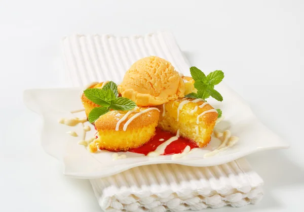 Pudding filled cupcakes  with ice cream — Stock Photo, Image