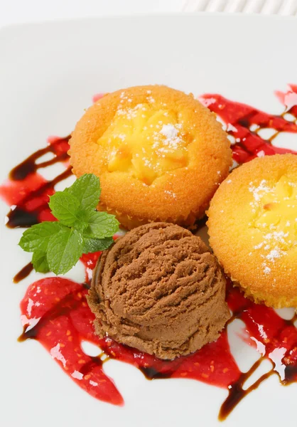 Muffin ripieni di crema pasticcera con gelato — Foto Stock