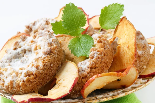 Apfel-Crumble-Kekse mit Apfelchips — Stockfoto