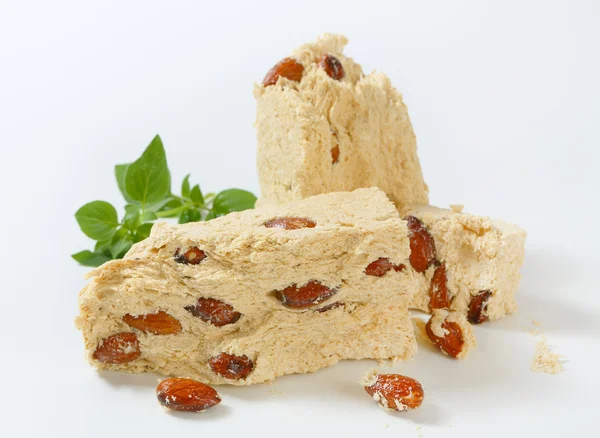 Halva mit Mandeln — Stockfoto