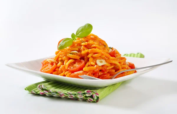 Spaetzle in garlic tomato sauce — Stock Photo, Image