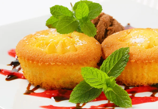 Custard filled muffins  with ice cream — Stock Photo, Image