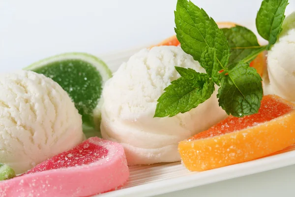 Ice cream met gelei snoep — Stockfoto