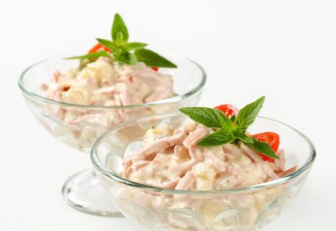 hamburger ve patates salatası