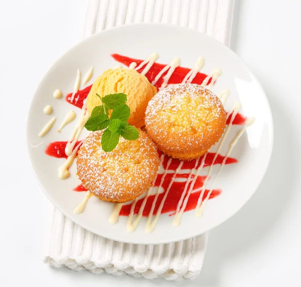 Pastelitos rellenos de pudín con helado — Foto de Stock