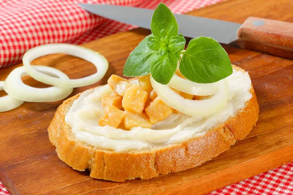 Pan con manteca de cerdo y chicharrones —  Fotos de Stock