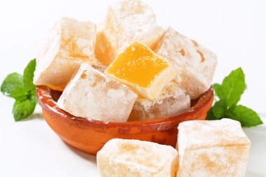mastik aromalı jöle küpleri (Yunan Türk lokumu)