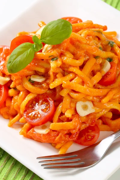 Spaetzle in garlic tomato sauce — Stock Photo, Image