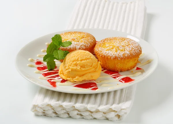 Pudding filled cupcakes  with ice cream — Stock Photo, Image