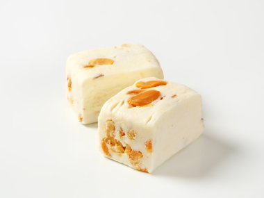 Beyaz yumuşak nuga küpleri