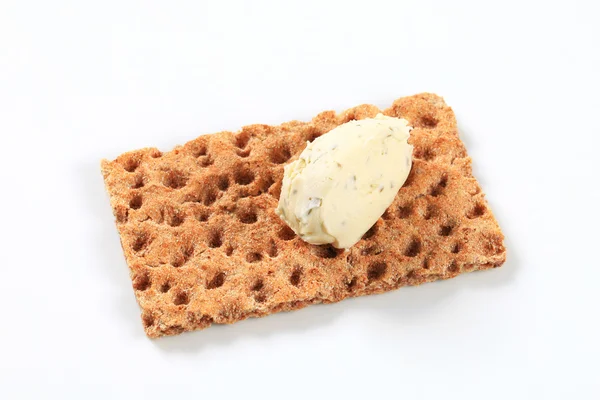 Gehele korrel knäckebröd met roomkaas mousse — Stockfoto