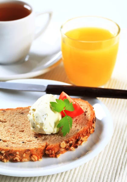 Brot mit Käseaufstrich, Tee und Orangensaft — Stockfoto