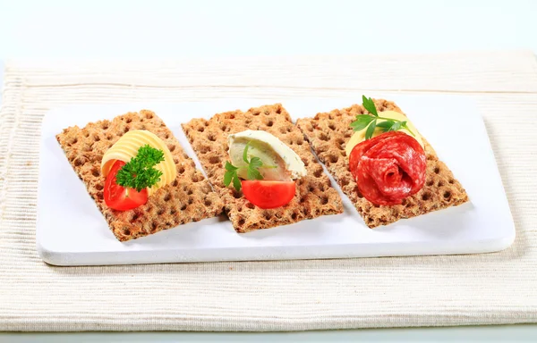 Vollkornknäckebrot mit verschiedenen Belägen — Stockfoto