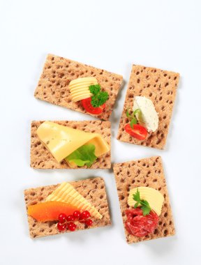 bütün tahıl crispbread çeşitli soslar ile