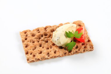 bütün tahıl crispbread ile krem peynir Mus