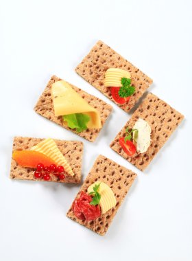 bütün tahıl crispbread çeşitli soslar ile