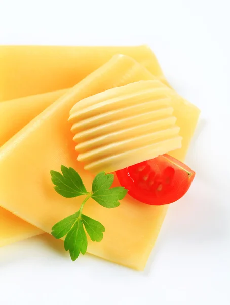 Scheibenkäse und Butter — Stockfoto