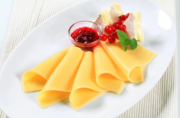 Käse und rote Johannisbeersoße — Stockfoto