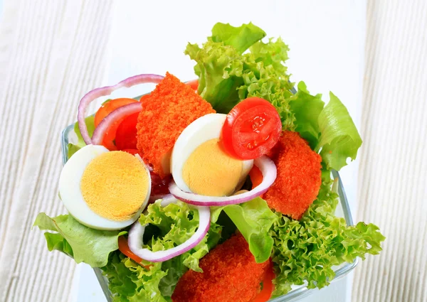 Ensalada fresca con queso rebozado frito y huevo —  Fotos de Stock