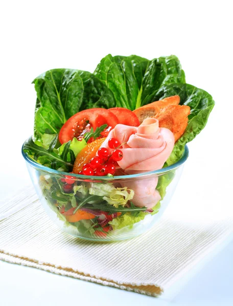 Fresh vegetable salad with ham — Stock Photo, Image