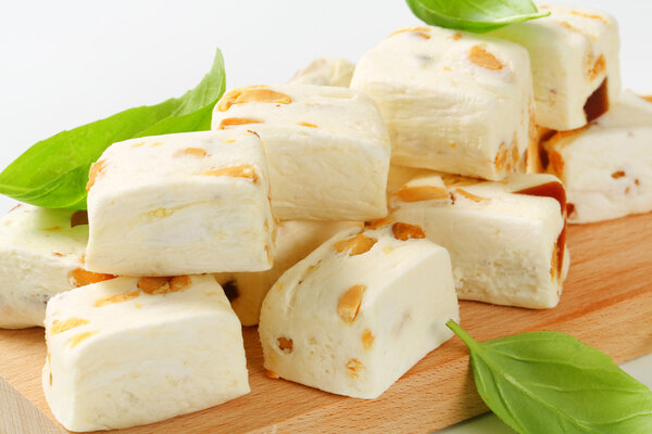 Белые мягкие кубики нуги
