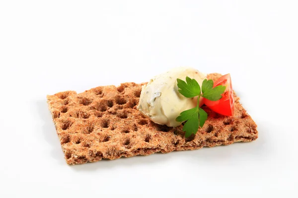 Pão crocante de grão inteiro com mousse de queijo creme — Fotografia de Stock