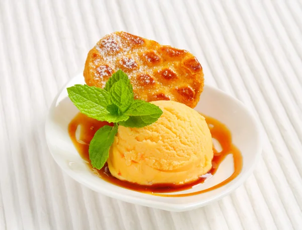 Pastel holandés pequeño con helado — Foto de Stock