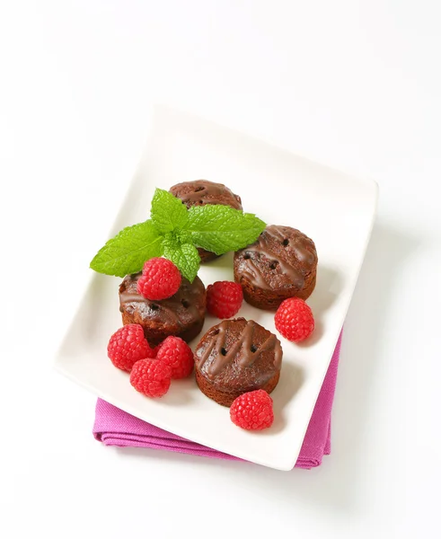 Mini chocolate cakes with fresh raspberries — Stock Photo, Image