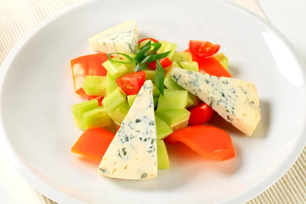 Gemüsesalat mit Blauschimmelkäse — Stockfoto