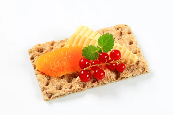 Whole grain crispbread with fruit — Stock Photo, Image