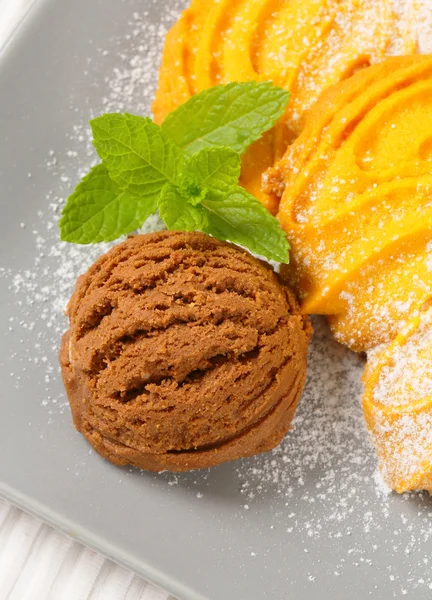 Vanilla Spritz cookies with ice cream — Stock Photo, Image