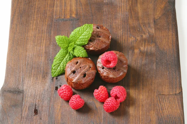 Mini chocolate cakes on wooden background — Stock Photo, Image