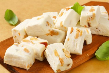 Beyaz yumuşak nuga küpleri