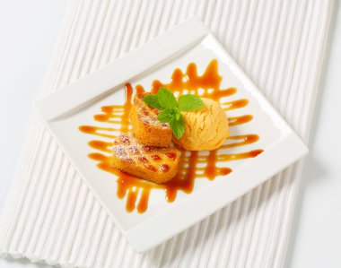 küçük Hollandalı pasta dondurma ve Çiseleme sos ile
