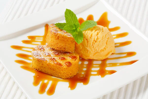 Pequeños pasteles holandeses con helado y salsa de llovizna —  Fotos de Stock