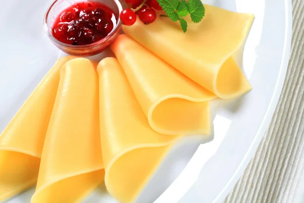 Peynir ve Frenk üzümü soslu — Stok fotoğraf