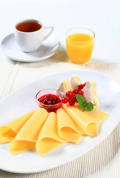 Käse, Tee und Orangensaft — Stockfoto