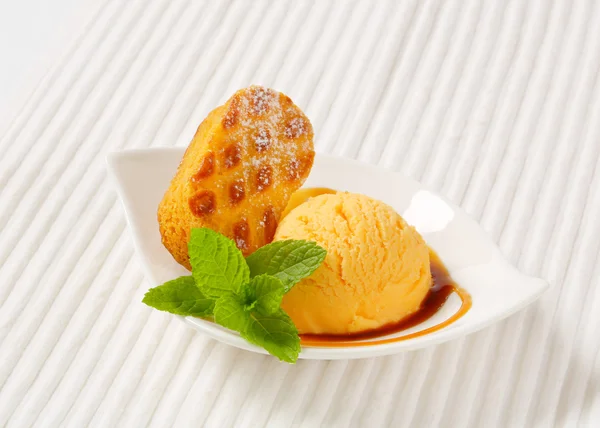 Pastel holandés pequeño con helado —  Fotos de Stock