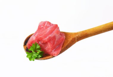 Tahta kaşık ham sığır eti