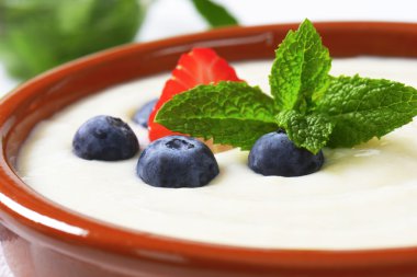 Taze meyve ile pürüzsüz irmik lapası