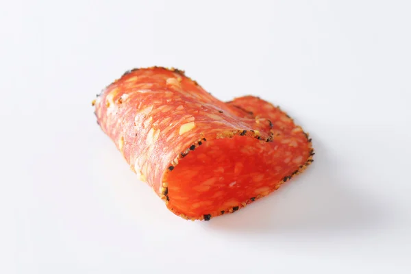 Zwarte peper-gecoate salami met kaas — Stockfoto