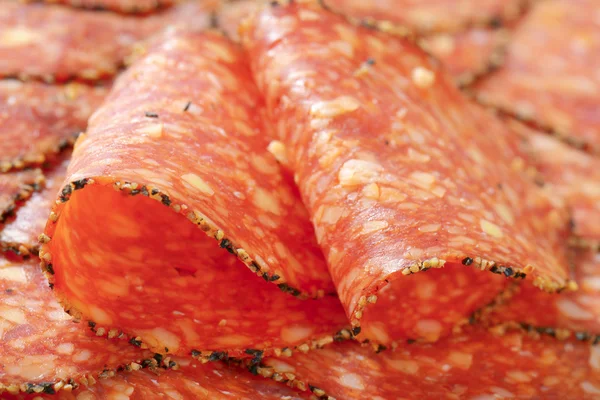 Salame ricoperto di pepe nero con formaggio — Foto Stock