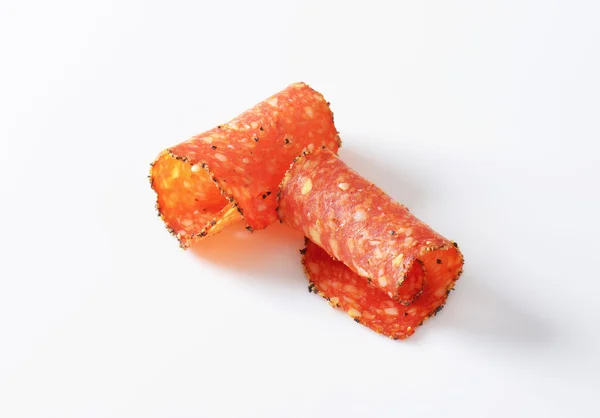 Svartpeppar-belagd salami med ost — Stockfoto