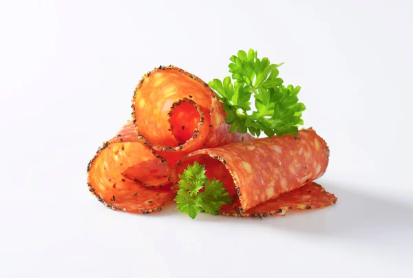 Svartpeppar-belagd salami med ost — Stockfoto