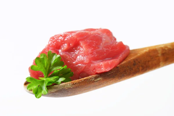 Carne de res cruda en cuchara de madera — Foto de Stock
